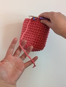 Cut yarn end at the end of a crocheted pencil pot