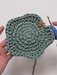 5 rounds of single crochet stitches and a 6th round of stitches in different heights to create rounded star points